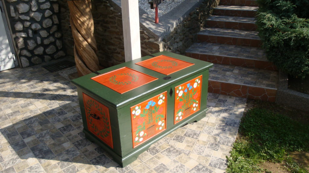 Malovaná truhla na ošacení