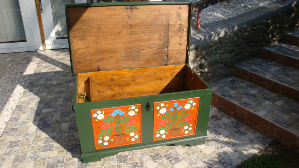 Malovaná truhla na ošacení
