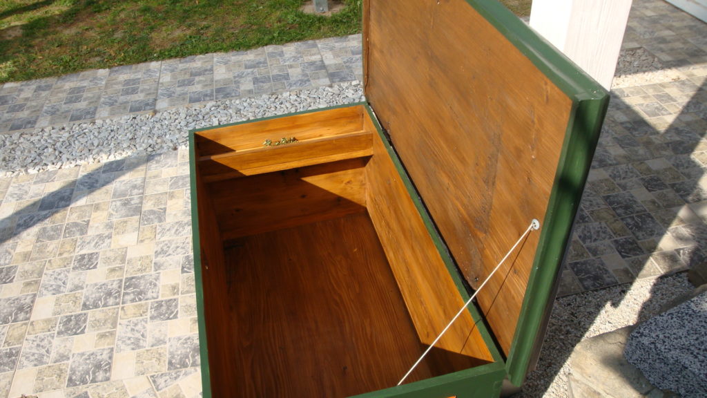 Malovaná truhla na ošacení
