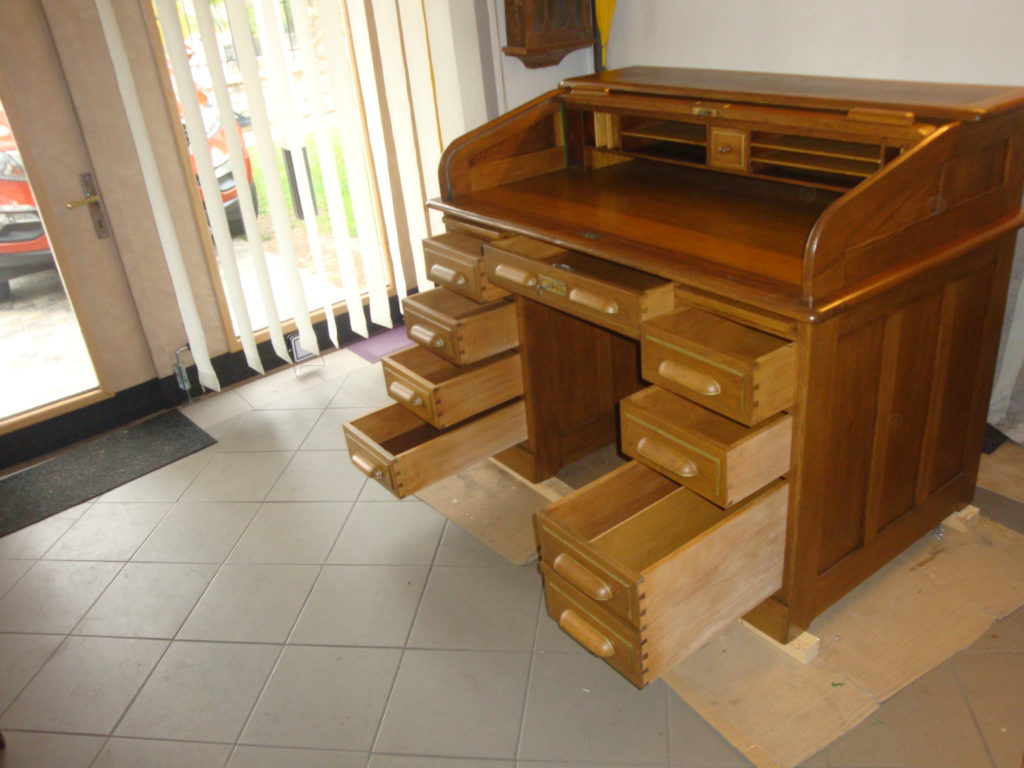 Restaurovaný psací stůl