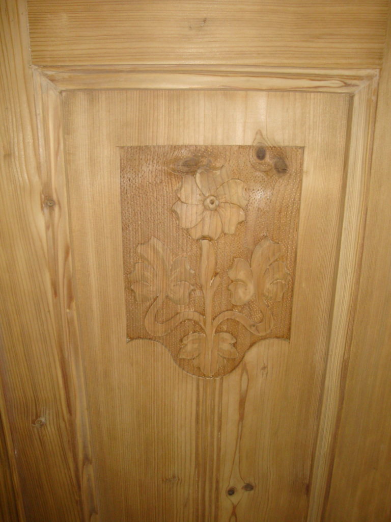 Starožitná skříň